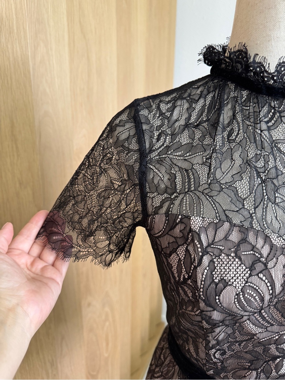 🌸White House Black Market Black Lace Peplum Blouse size 0 Preppy Fairy Feminine - Picture 3 of 11